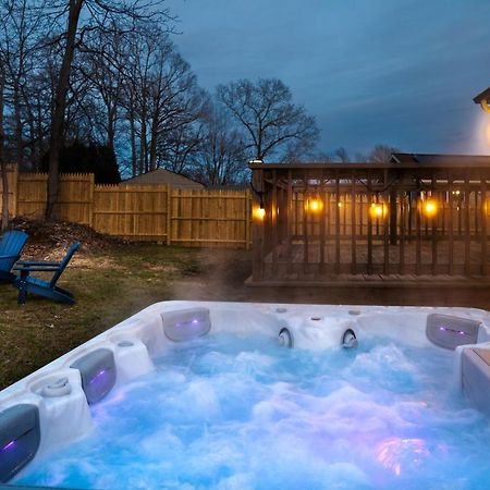 New! Updated Mystic Home W/ Sauna, Hot Tub & Deck Extérieur photo