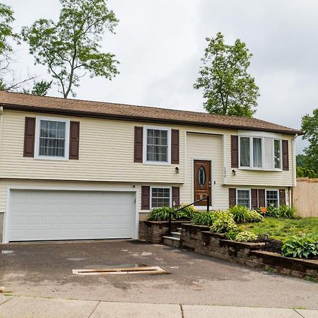 New! Updated Mystic Home W/ Sauna, Hot Tub & Deck Extérieur photo