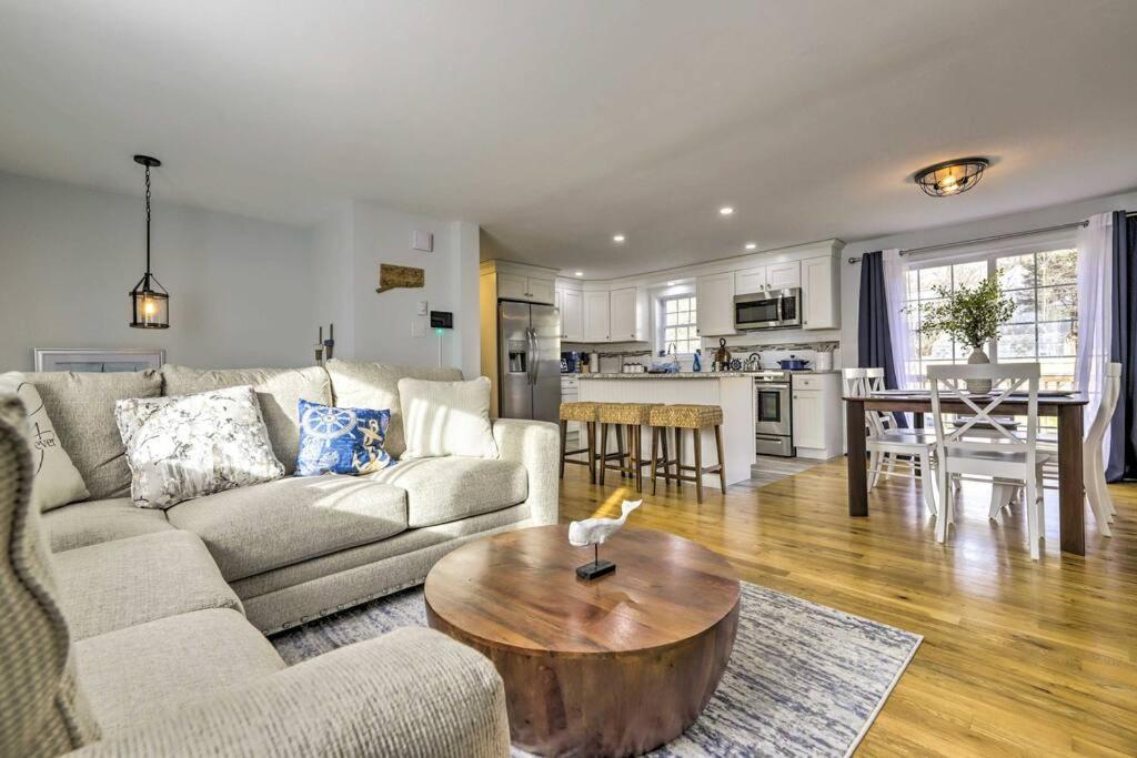 New! Updated Mystic Home W/ Sauna, Hot Tub & Deck Extérieur photo