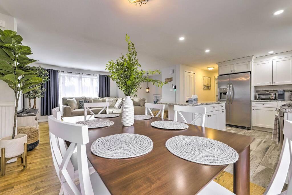 New! Updated Mystic Home W/ Sauna, Hot Tub & Deck Extérieur photo
