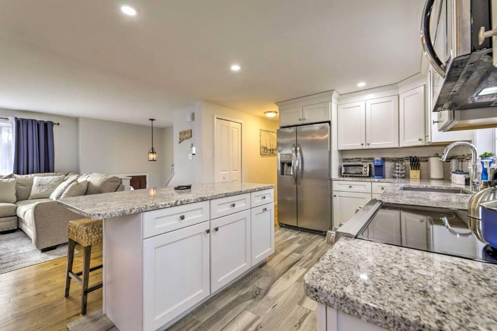 New! Updated Mystic Home W/ Sauna, Hot Tub & Deck Extérieur photo