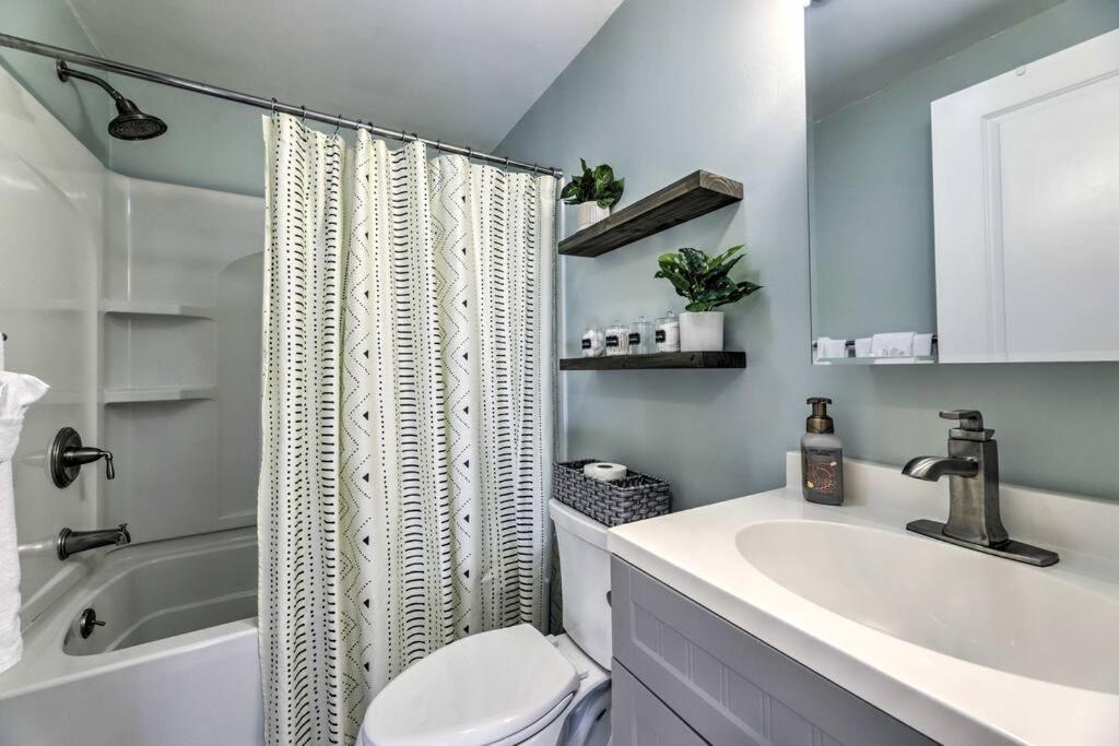 New! Updated Mystic Home W/ Sauna, Hot Tub & Deck Extérieur photo