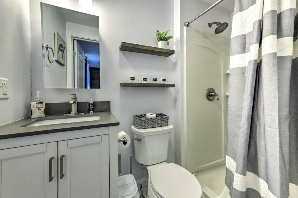 New! Updated Mystic Home W/ Sauna, Hot Tub & Deck Extérieur photo