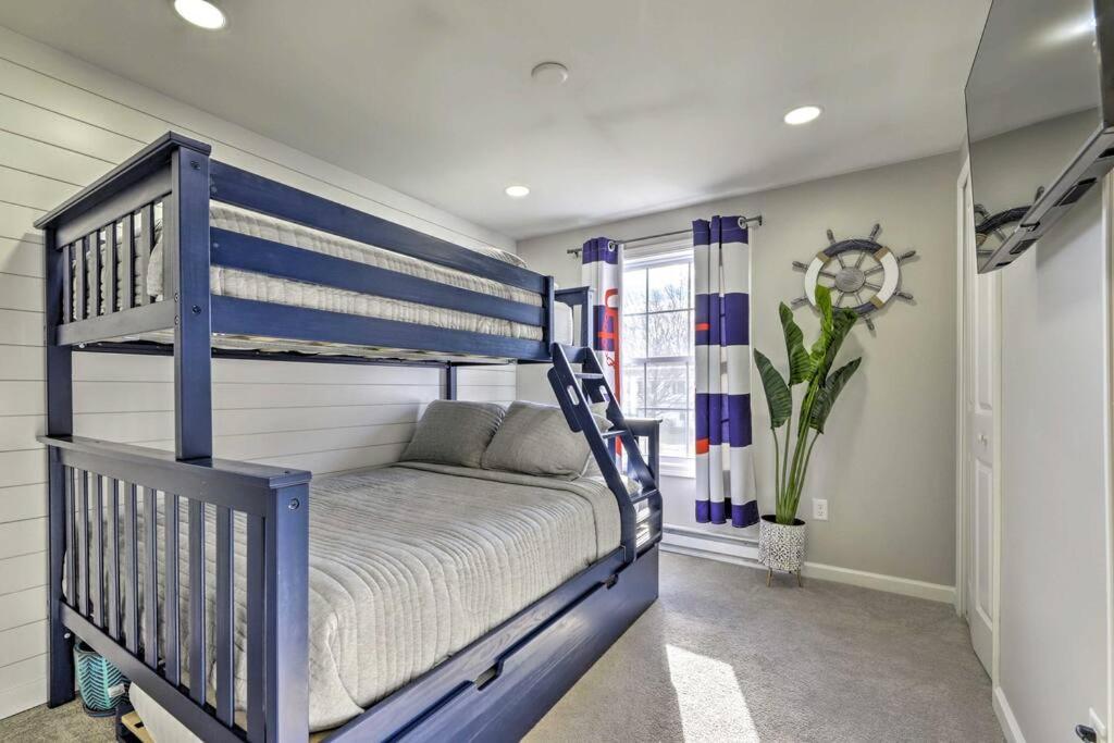 New! Updated Mystic Home W/ Sauna, Hot Tub & Deck Extérieur photo