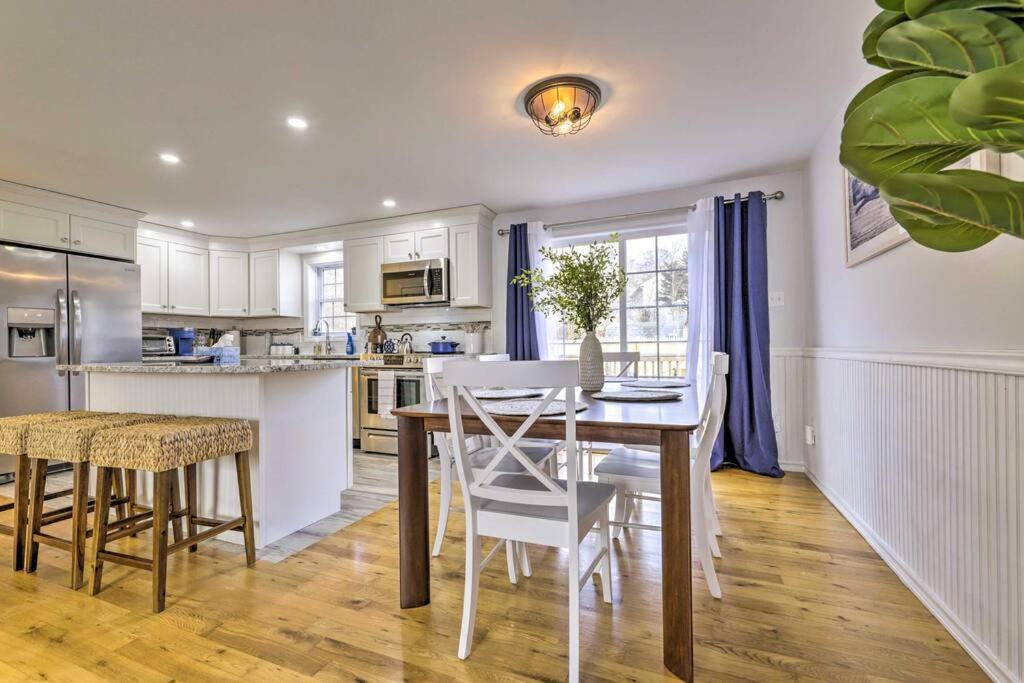 New! Updated Mystic Home W/ Sauna, Hot Tub & Deck Extérieur photo