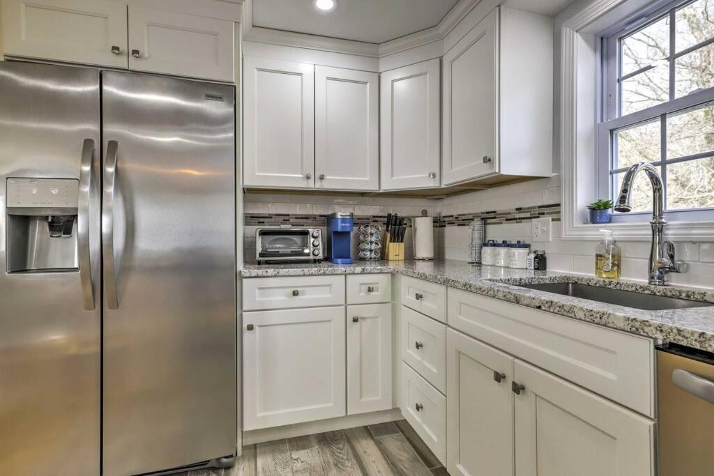 New! Updated Mystic Home W/ Sauna, Hot Tub & Deck Extérieur photo