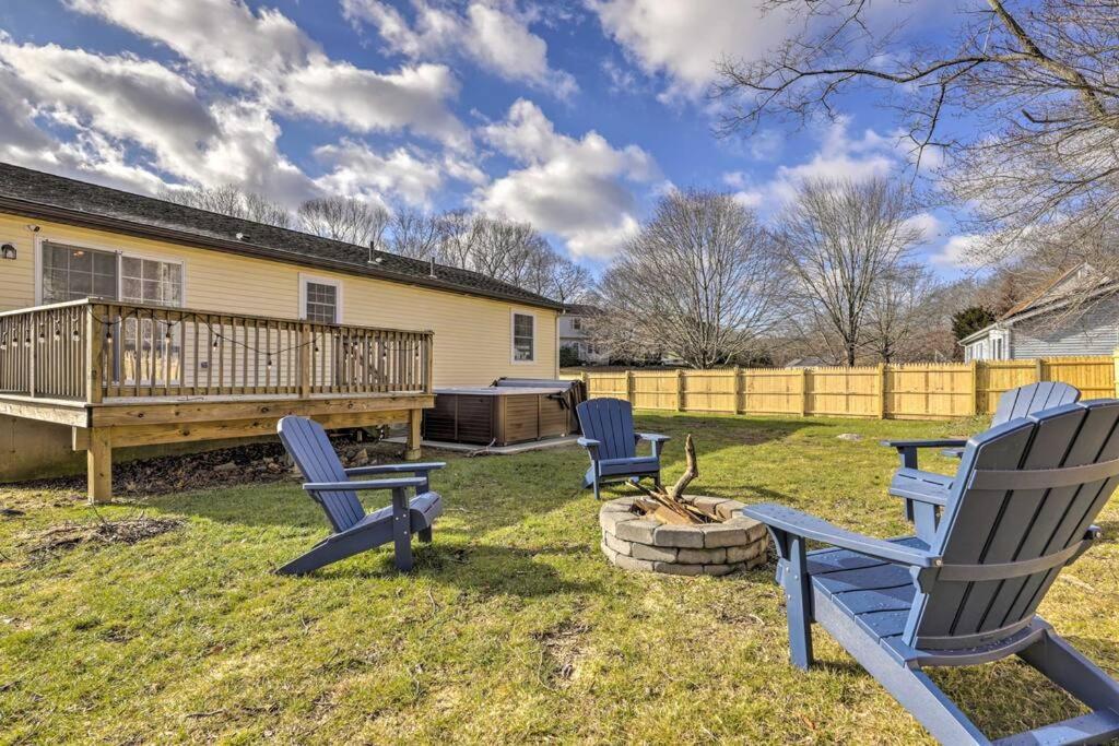 New! Updated Mystic Home W/ Sauna, Hot Tub & Deck Extérieur photo