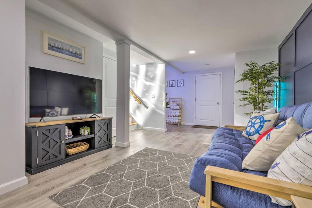 New! Updated Mystic Home W/ Sauna, Hot Tub & Deck Extérieur photo