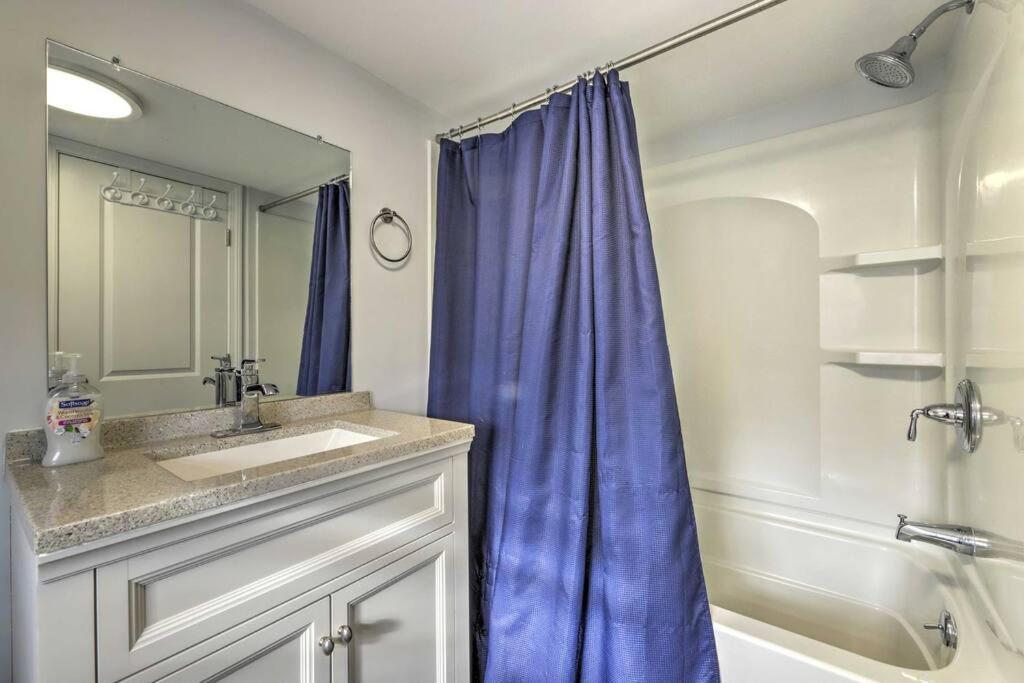 New! Updated Mystic Home W/ Sauna, Hot Tub & Deck Extérieur photo