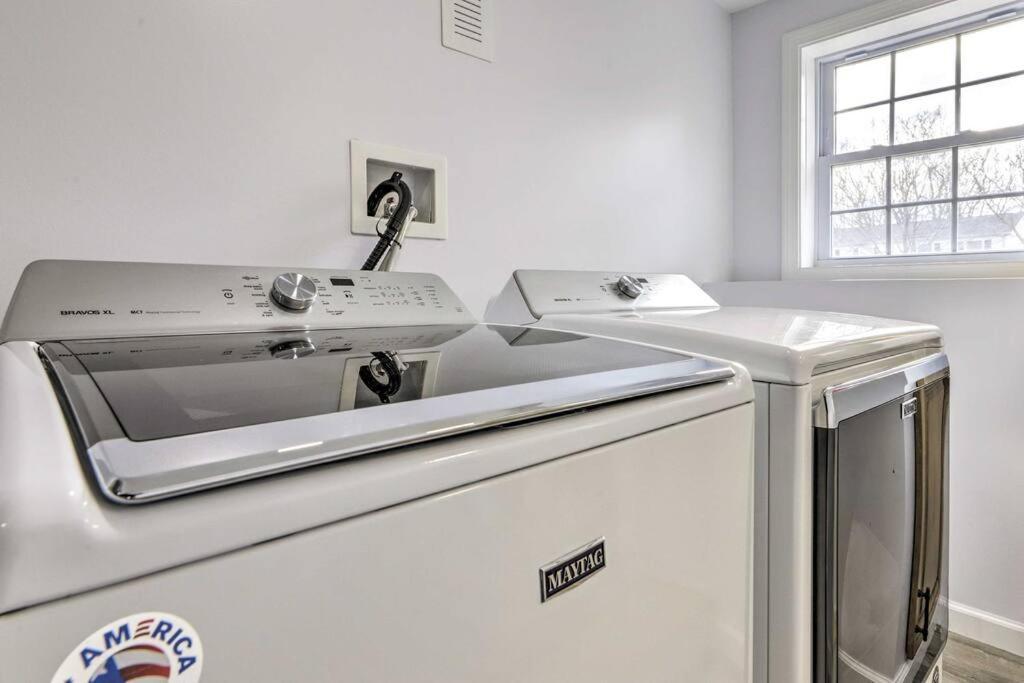New! Updated Mystic Home W/ Sauna, Hot Tub & Deck Extérieur photo