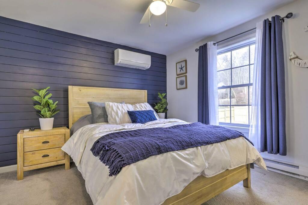 New! Updated Mystic Home W/ Sauna, Hot Tub & Deck Extérieur photo