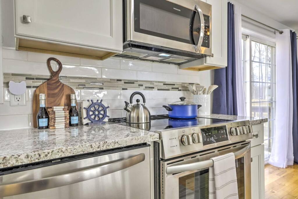 New! Updated Mystic Home W/ Sauna, Hot Tub & Deck Extérieur photo