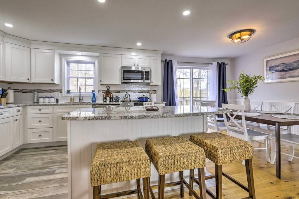 New! Updated Mystic Home W/ Sauna, Hot Tub & Deck Extérieur photo