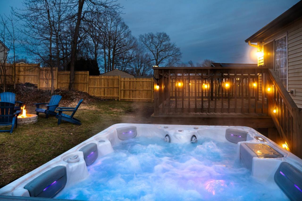 New! Updated Mystic Home W/ Sauna, Hot Tub & Deck Extérieur photo