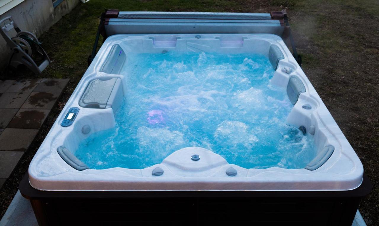 New! Updated Mystic Home W/ Sauna, Hot Tub & Deck Extérieur photo