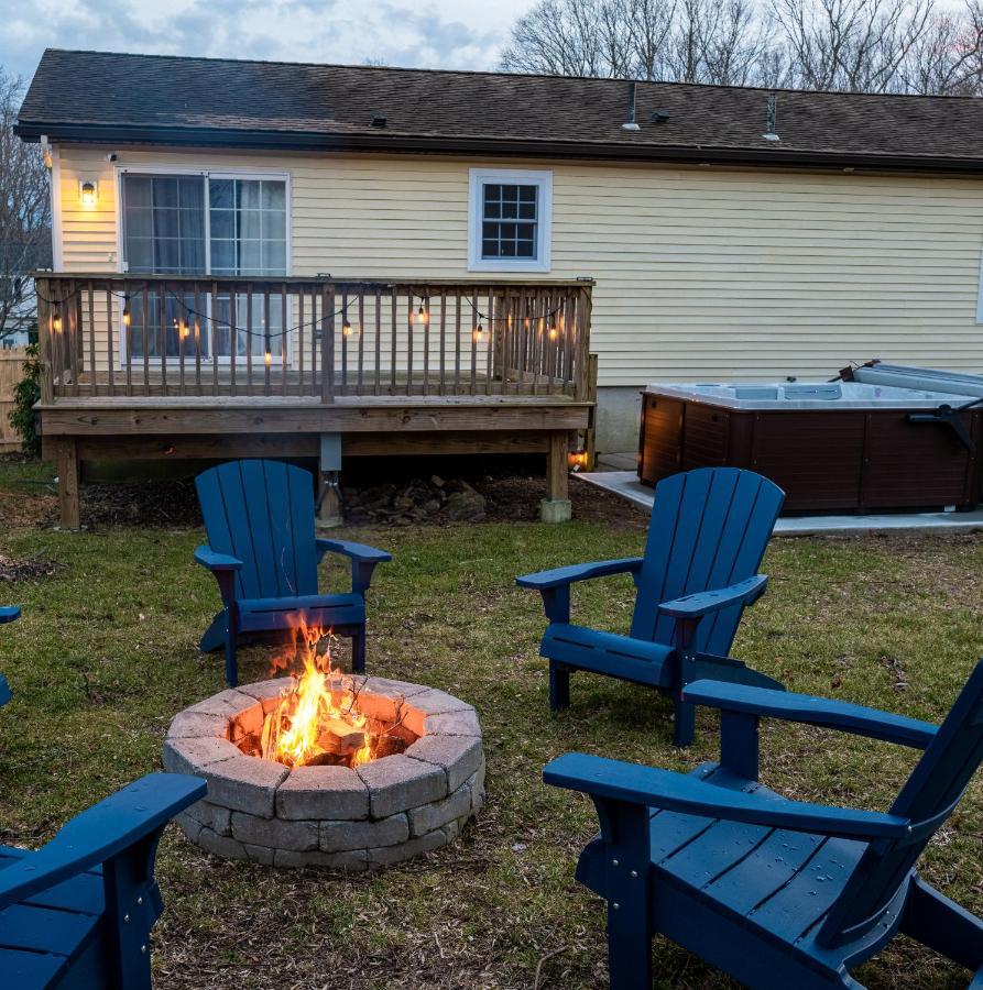 New! Updated Mystic Home W/ Sauna, Hot Tub & Deck Extérieur photo