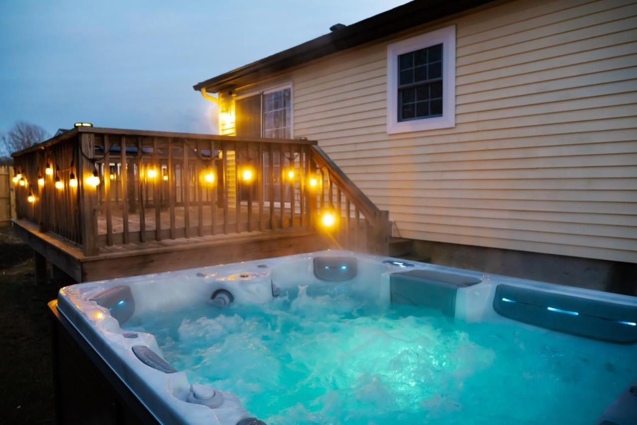 New! Updated Mystic Home W/ Sauna, Hot Tub & Deck Extérieur photo